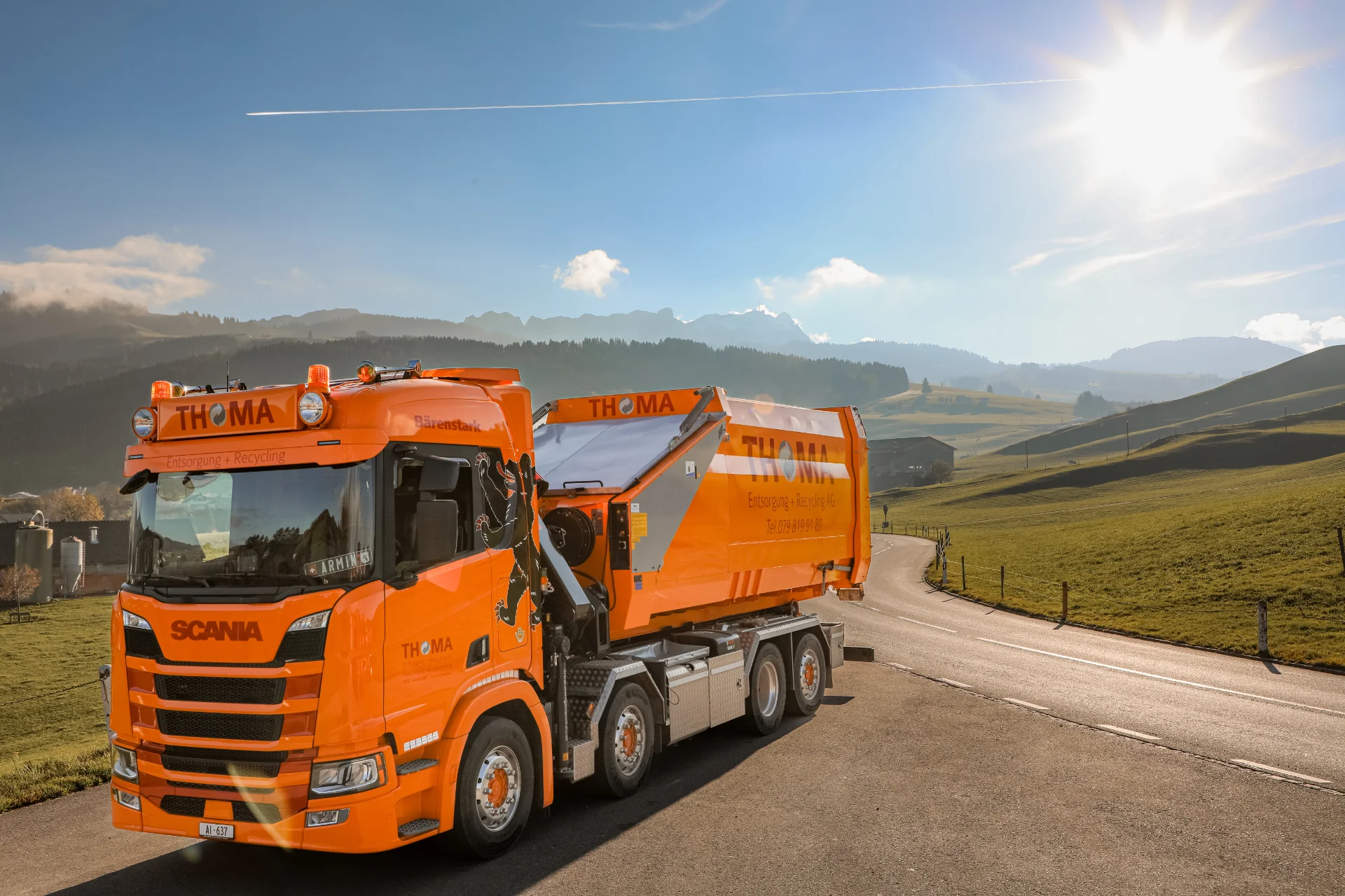 Lastwagen vor Landstrasse und Säntis im Hintergrund
